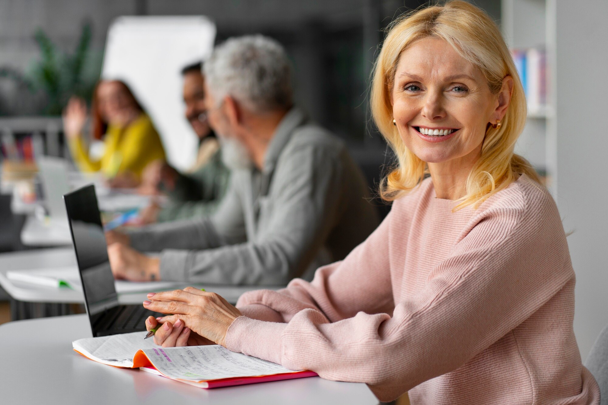 adultos tiro medio estudiando juntos 23 2150331683