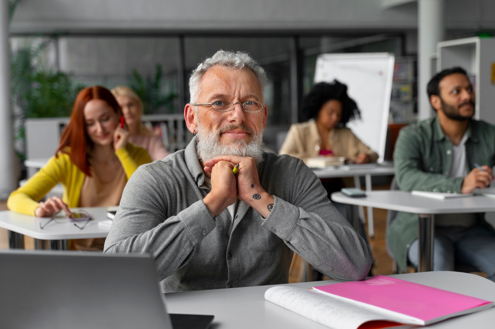 personas mayores tomando notas aula 52683 111880